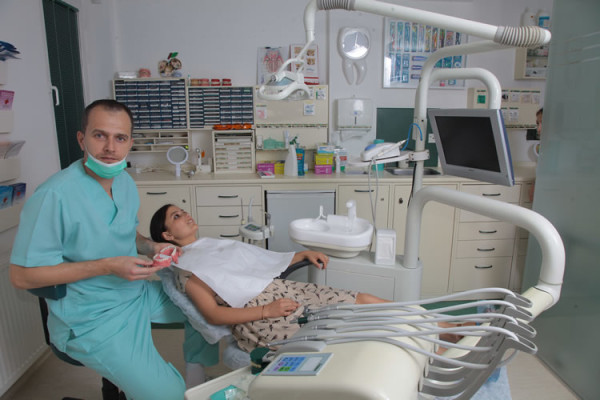 Görünmeyen diş teli uygulaması - Dr. Cem Caniklioğlu
