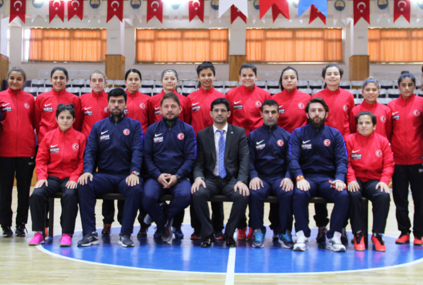 Adore Mobilya’dan İşitme Engelliler Kadın Futsal Milli Takımı'na destek