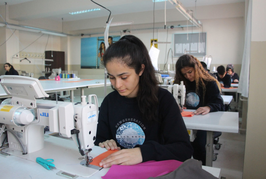 İzmir’de Mesleki Eğitime HUGO BOSS Desteği