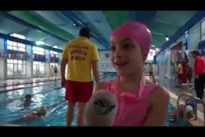 KARNESİNİ KAPAN HAVUZA GELDİ