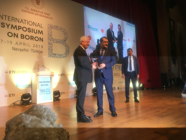 BORON 2019’da Emiroğlu’na Plaket