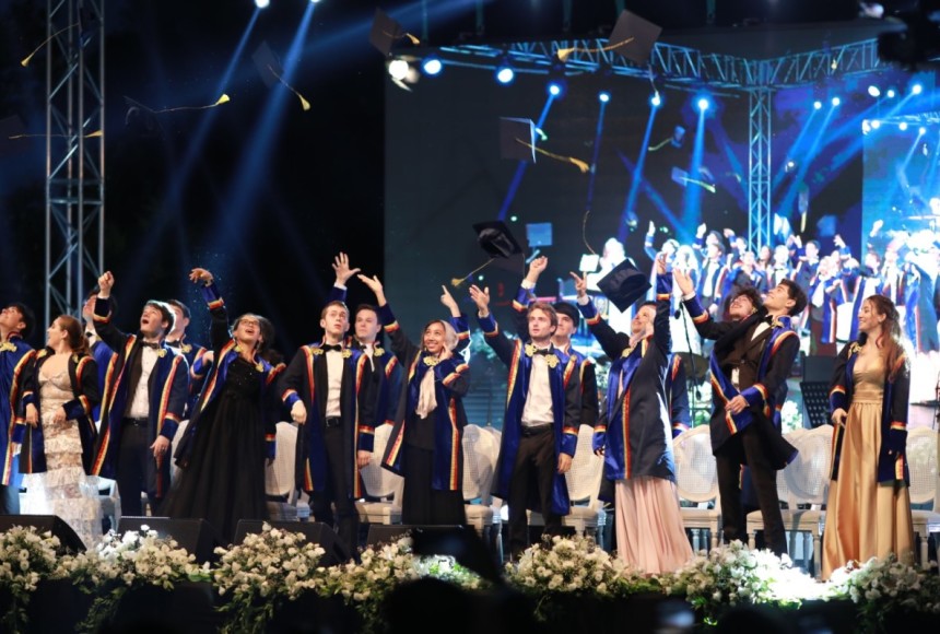 Tarabya İngiliz Okulları, mezunları için İngiltere Başkonsolosluğu’nda tören düzenlendi 