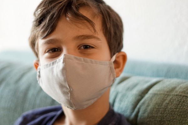 Maske takan çocuk 