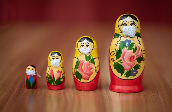 Maske takan oyuncak matruşka bebekler