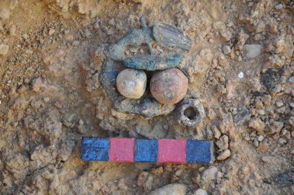 Bronz Fibula ve Boncuklar 