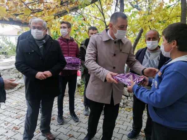 MHP Isparta İl Başkanı Sönmez’den köy çocuklarına tablet hediyesi