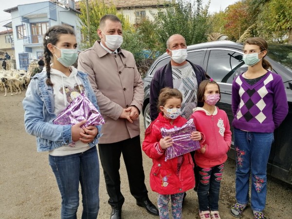 MHP Isparta İl Başkanı Sönmez’den köy çocuklarına tablet hediyesi