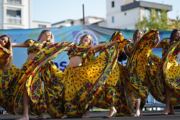 Uluslararası Halk Oyunları Festivali Coşkusu Kartal’ın Mahallelerini Sardı