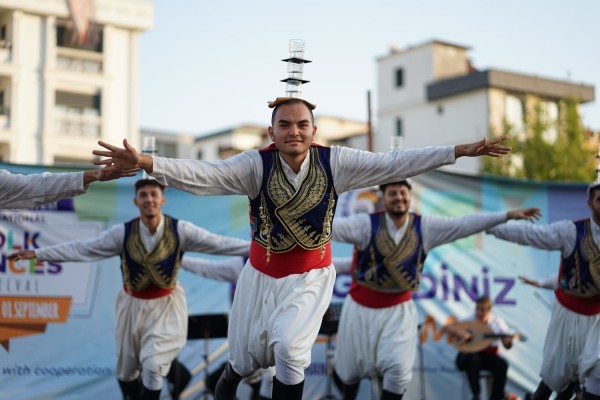 Uluslararası Halk Oyunları Festivali Coşkusu Kartal’ın Mahallelerini Sardı