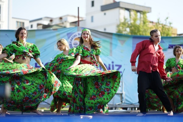 Uluslararası Halk Oyunları Festivali Coşkusu Kartal’ın Mahallelerini Sardı