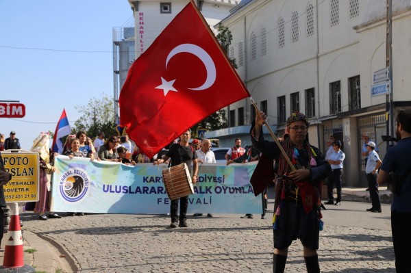 Uluslararası Halk Oyunları Festivali Coşkusu Kartal’ın Mahallelerini Sardı