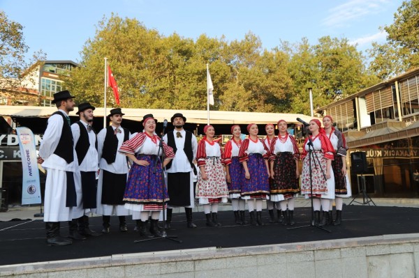 Uluslararası Halk Oyunları Festivali Coşkusu Kartal’ın Mahallelerini Sardı