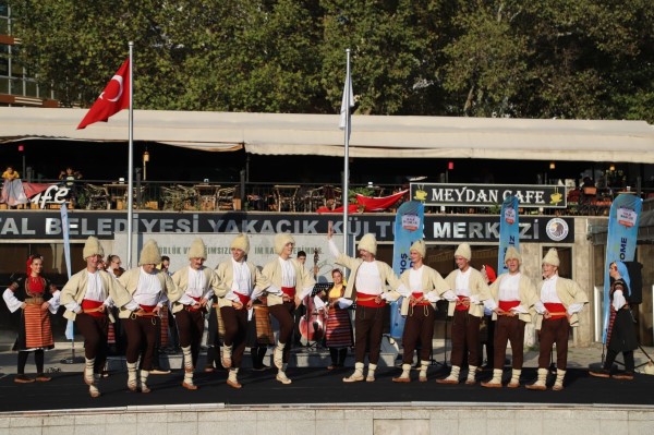Uluslararası Halk Oyunları Festivali Coşkusu Kartal’ın Mahallelerini Sardı