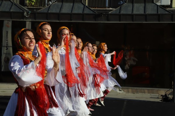 Uluslararası Halk Oyunları Festivali Coşkusu Kartal’ın Mahallelerini Sardı