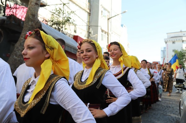 Uluslararası Halk Oyunları Festivali Coşkusu Kartal’ın Mahallelerini Sardı
