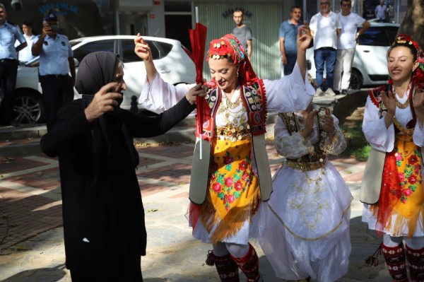 Uluslararası Halk Oyunları Festivali Coşkusu Kartal’ın Mahallelerini Sardı