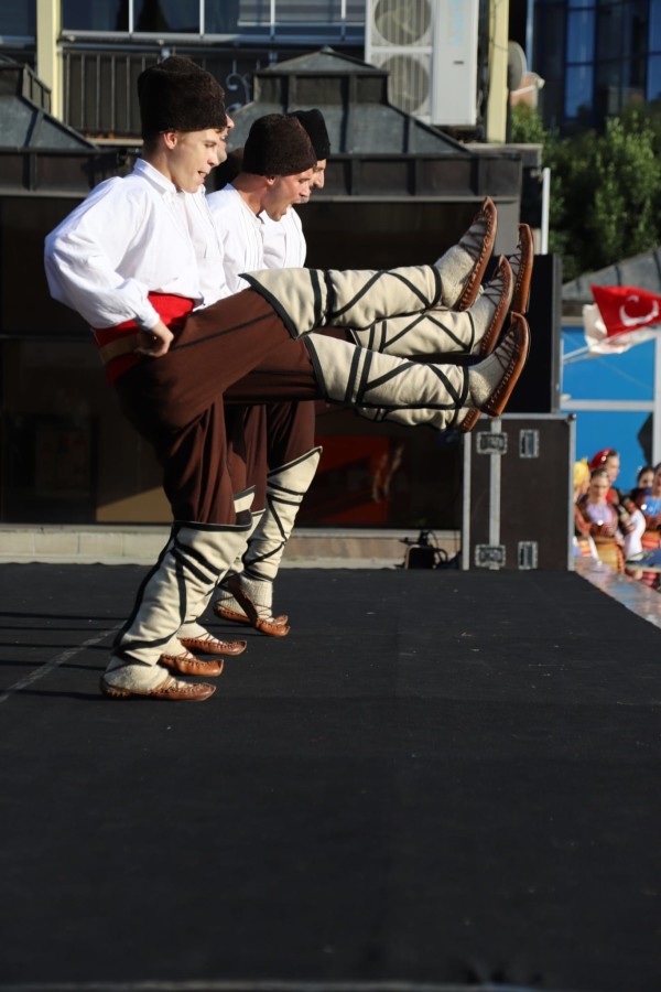 Uluslararası Halk Oyunları Festivali Coşkusu Kartal’ın Mahallelerini Sardı