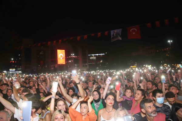 Kartal’da 30 Ağustos Coşkusu Zeynep Bastık Konseri ile Devam Etti