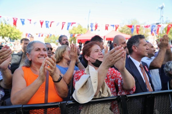 ‘Kartal Neyzen Tevfik Meydanı’ Yoğun Katılımlı Bir Törenle Hizmete Açıldı