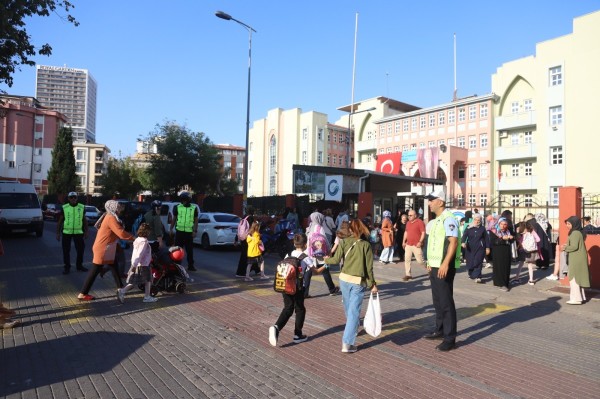 Kartallı Öğrenciler, Kartal Belediyesi Zabıta Ekiplerine Emanet