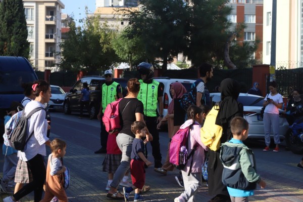 Kartallı Öğrenciler, Kartal Belediyesi Zabıta Ekiplerine Emanet
