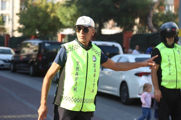 Kartallı Öğrenciler, Kartal Belediyesi Zabıta Ekiplerine Emanet