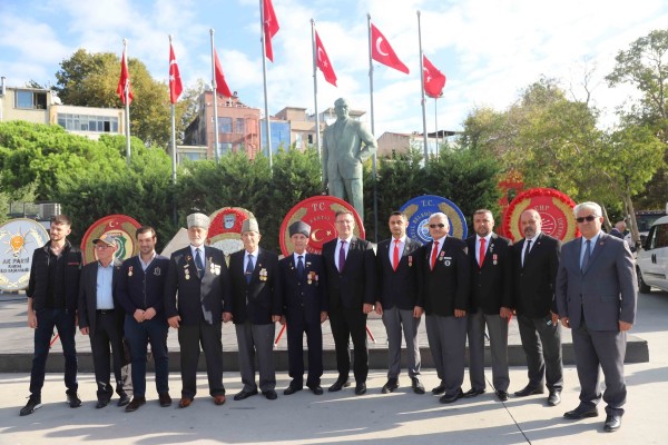 Gaziler Günü Dolayısı ile Kartal'da Atatürk Anıtı’na Çelenk Sunuldu