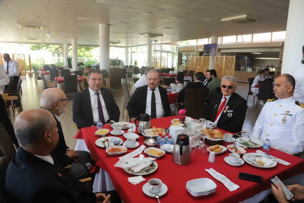 Gaziler Günü Dolayısı ile Kartal'da Atatürk Anıtı’na Çelenk Sunuldu
