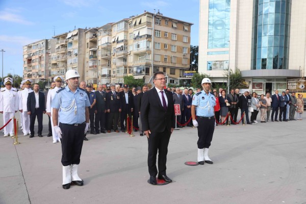 Gaziler Günü Dolayısı ile Kartal'da Atatürk Anıtı’na Çelenk Sunuldu