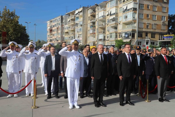 Gaziler Günü Dolayısı ile Kartal'da Atatürk Anıtı’na Çelenk Sunuldu