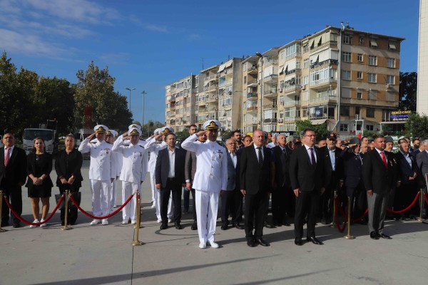 Gaziler Günü Dolayısı ile Kartal'da Atatürk Anıtı’na Çelenk Sunuldu