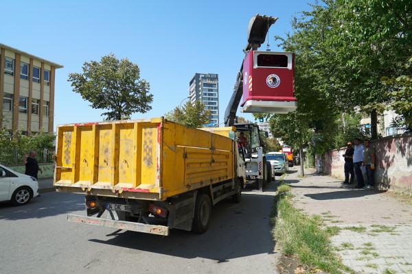 Kartal Belediyesi’nden Uğur Mumcu Mahallesi’ne Yeni Nesil Konteyner