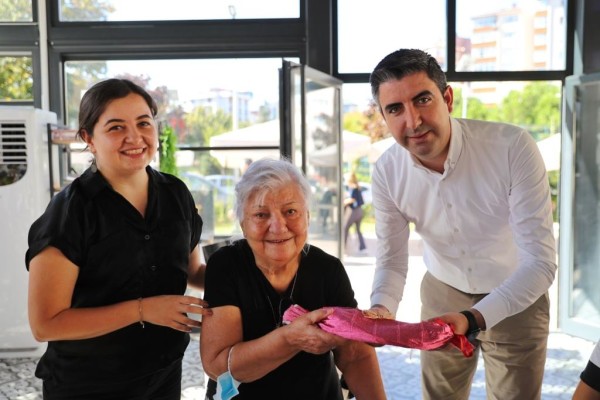 Başkan Gökhan Yüksel, 1 Ekim Dünya Yaşlılar Günü’nde Huzurevi Sakinlerini Unutmadı