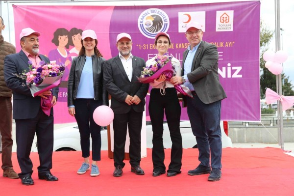 Kartal Belediyesi’nden Meme Kanseri Farkındalık Yürüyüşü