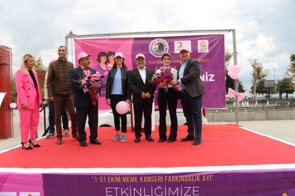 Kartal Belediyesi’nden Meme Kanseri Farkındalık Yürüyüşü