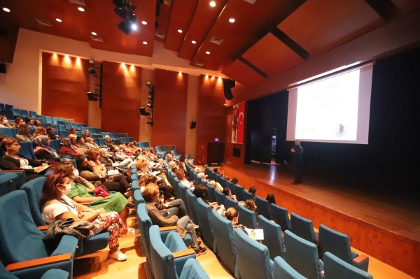 Kartal Belediyesi’nden, Kartallı Kadınlara Dijital Girişimcilik Semineri