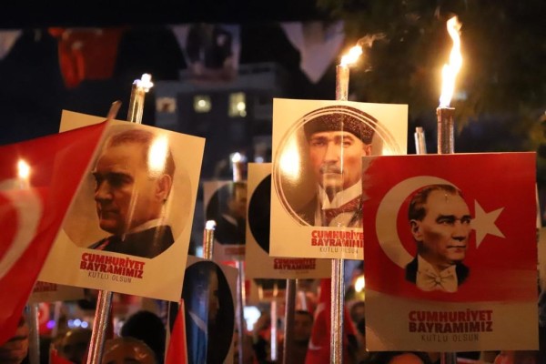Yeni Yüzyıla Bir Kala Kartal’da Cumhuriyet Coşkusu