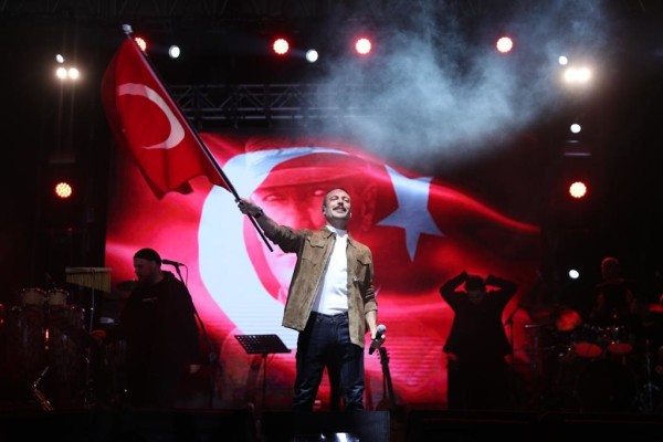 Yeni Yüzyıla Bir Kala Kartal’da Cumhuriyet Coşkusu