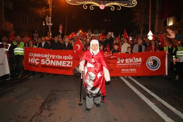 Yeni Yüzyıla Bir Kala Kartal’da Cumhuriyet Coşkusu