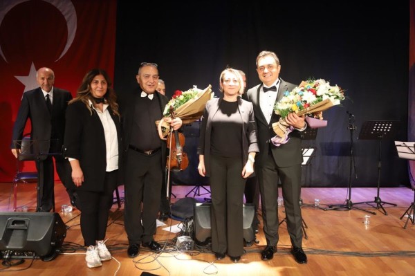 Kartal’da, Ulu Önder Atatürk Sevdiği Şarkılarla Anıldı