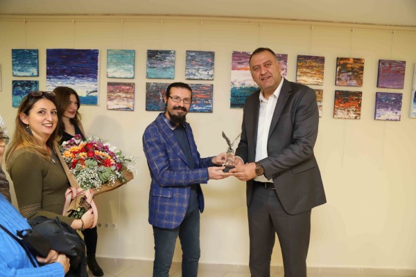 ‘Küçük İnsanların Gölgeleri’ Resim Sergisi Kartal Belediyesi’nde açıldı