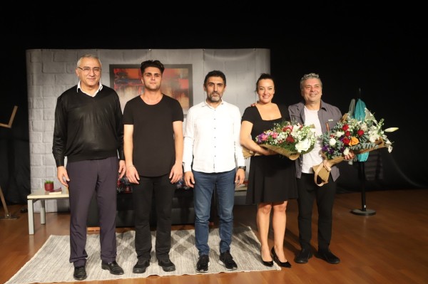 ‘Güldüren Cabize’ Adlı Tiyatro Oyunu, İzleyenleri Kahkahaya Boğdu