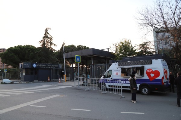 Üniversite Öğrencileri, Kartal Belediyesi’nin İkramları ile Güne Sıcak Başlıyor