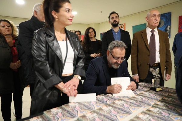 Gurbetçi Yazar Kenan Taşkesen, “Aşil Topuğu” Adlı Kitabını Okurları İçin İmzaladı