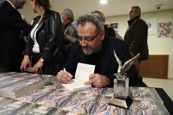 Gurbetçi Yazar Kenan Taşkesen, “Aşil Topuğu” Adlı Kitabını Okurları İçin İmzaladı