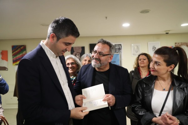 Gurbetçi Yazar Kenan Taşkesen, “Aşil Topuğu” Adlı Kitabını Okurları İçin İmzaladı