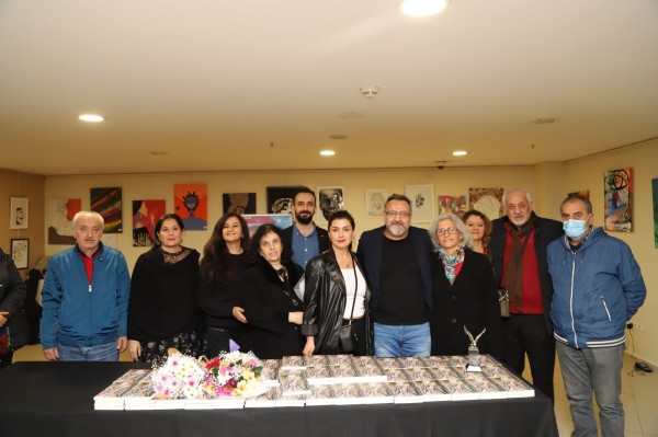 Gurbetçi Yazar Kenan Taşkesen, “Aşil Topuğu” Adlı Kitabını Okurları İçin İmzaladı
