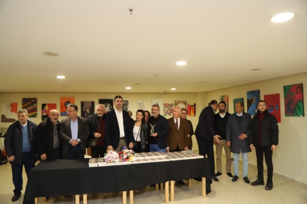 Gurbetçi Yazar Kenan Taşkesen, “Aşil Topuğu” Adlı Kitabını Okurları İçin İmzaladı