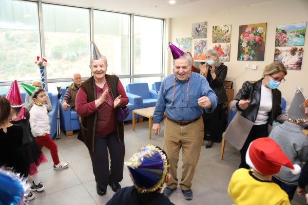 Kreş Öğrencilerinden Huzurevi Sakinlerine Yılbaşı Sürprizi