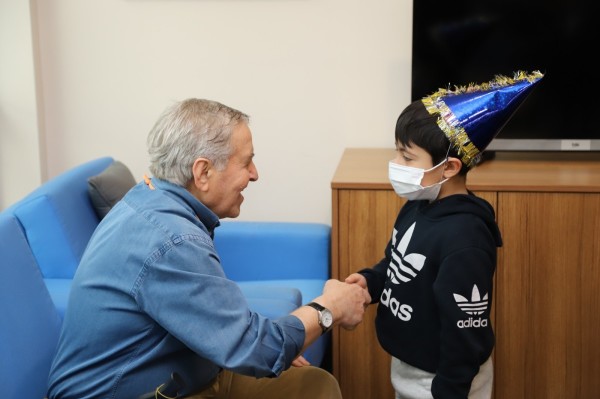 Kreş Öğrencilerinden Huzurevi Sakinlerine Yılbaşı Sürprizi